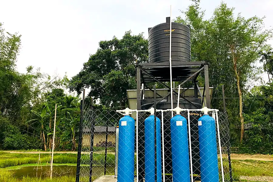 Solar-powered iron removal plant with filtration vessels and overhead tank